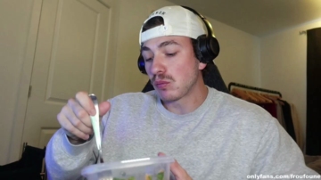 Froufoune  31-08-2021 video yummy